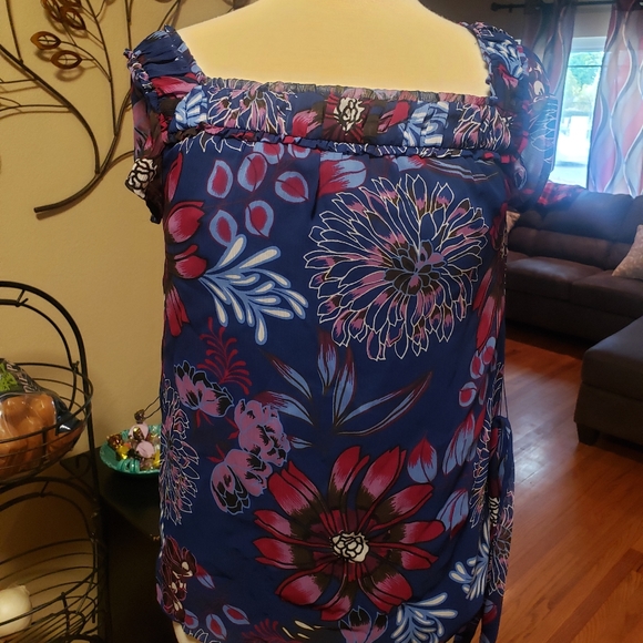 Ann Taylor sleeveless and belted blouse - Picture 6 of 10